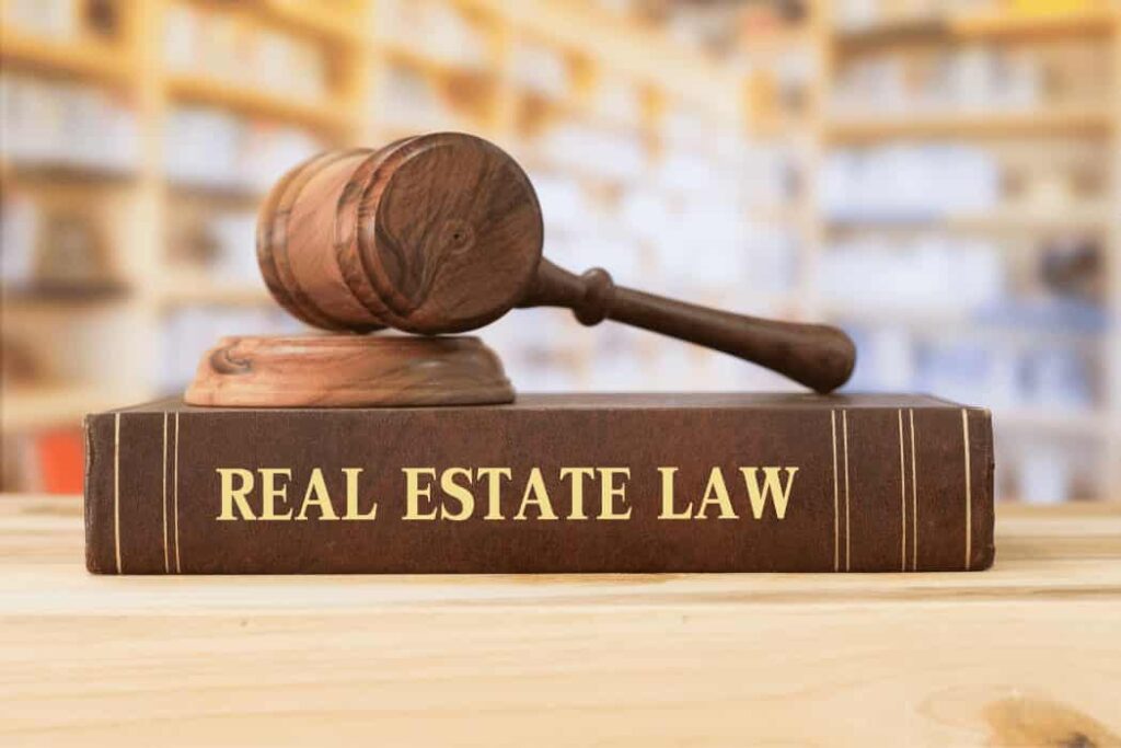 Choosing the Right Real Estate Lawyer: Factors to Consider RealEstateLegal (1)
